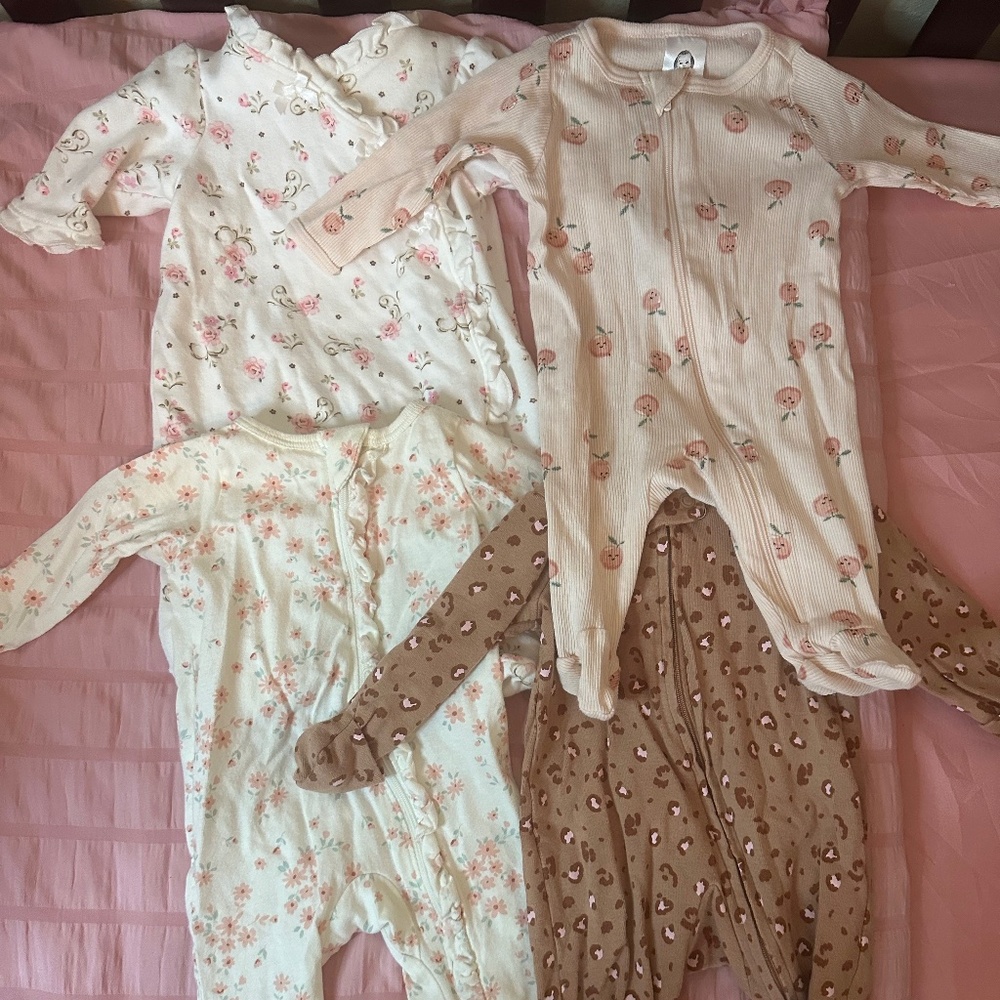 Baby/Newborn Bundle outfits ( 4 sleepers)